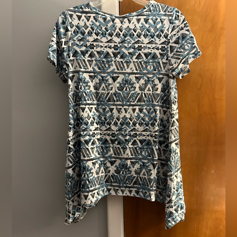2/$12 bundle- LulaRoe Melissa flowy Top XS Aztec print